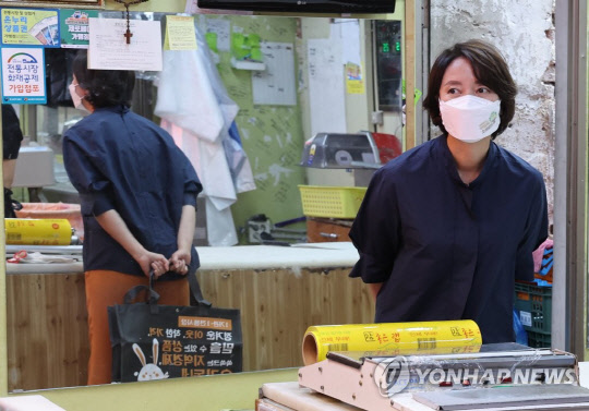 이영 신임 중소벤처기업부 장관이 2022년 5월 25일 서울 종로구 통인시장을 둘러보고 있다. <연합뉴스>